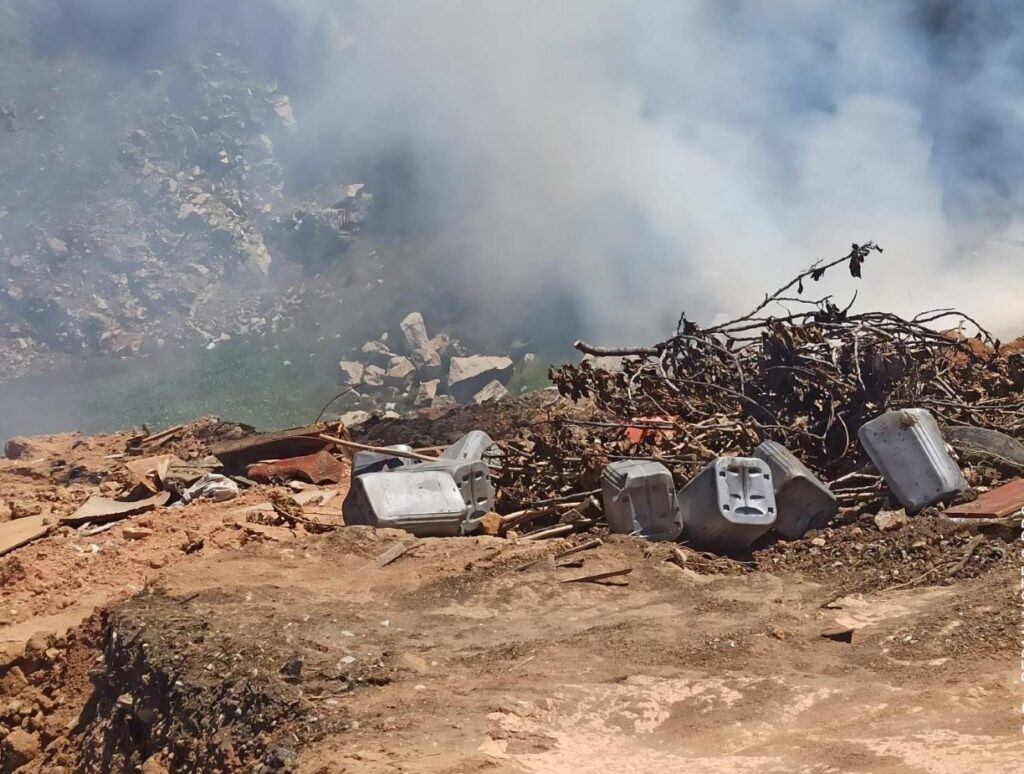 Έκκληση στις αρχές να σταματήσουν τη φωτιά σε χωματερή